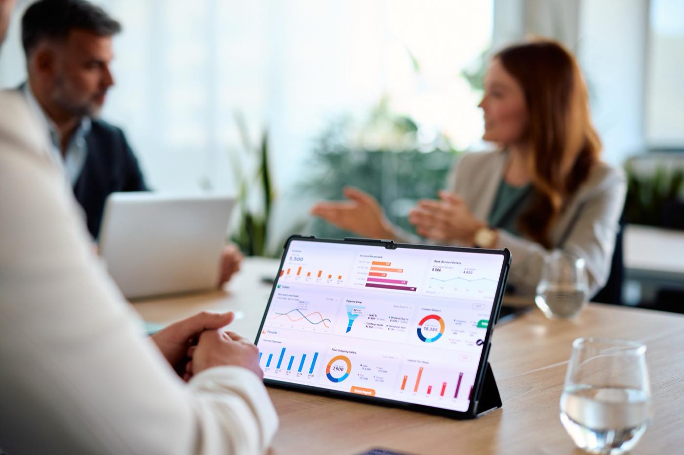Kennzahlen eines Immobilienportfolios auf dem Tablet während einer Besprechung