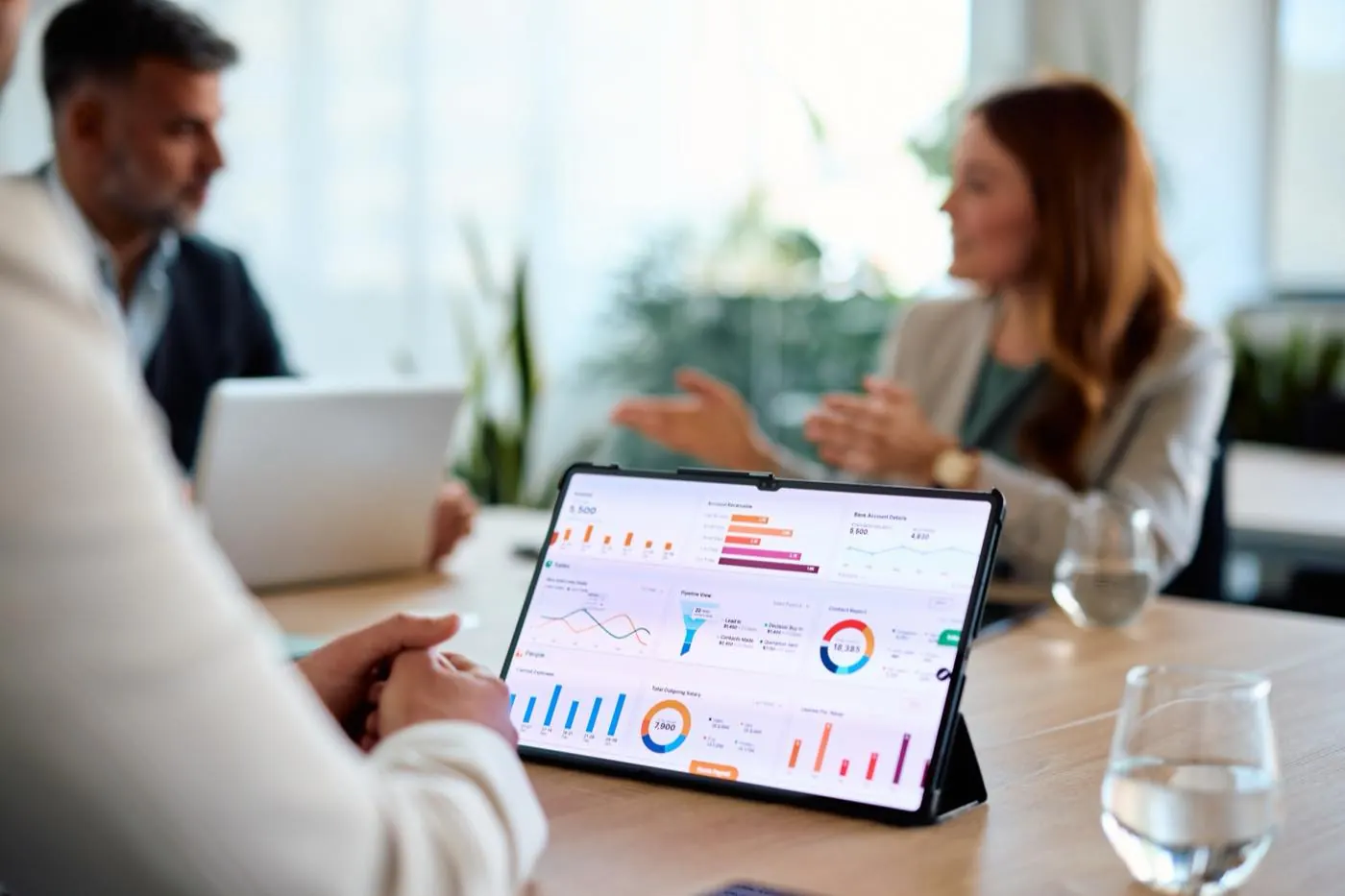 Kennzahlen eines Immobilienportfolios auf dem Tablet während einer Besprechung