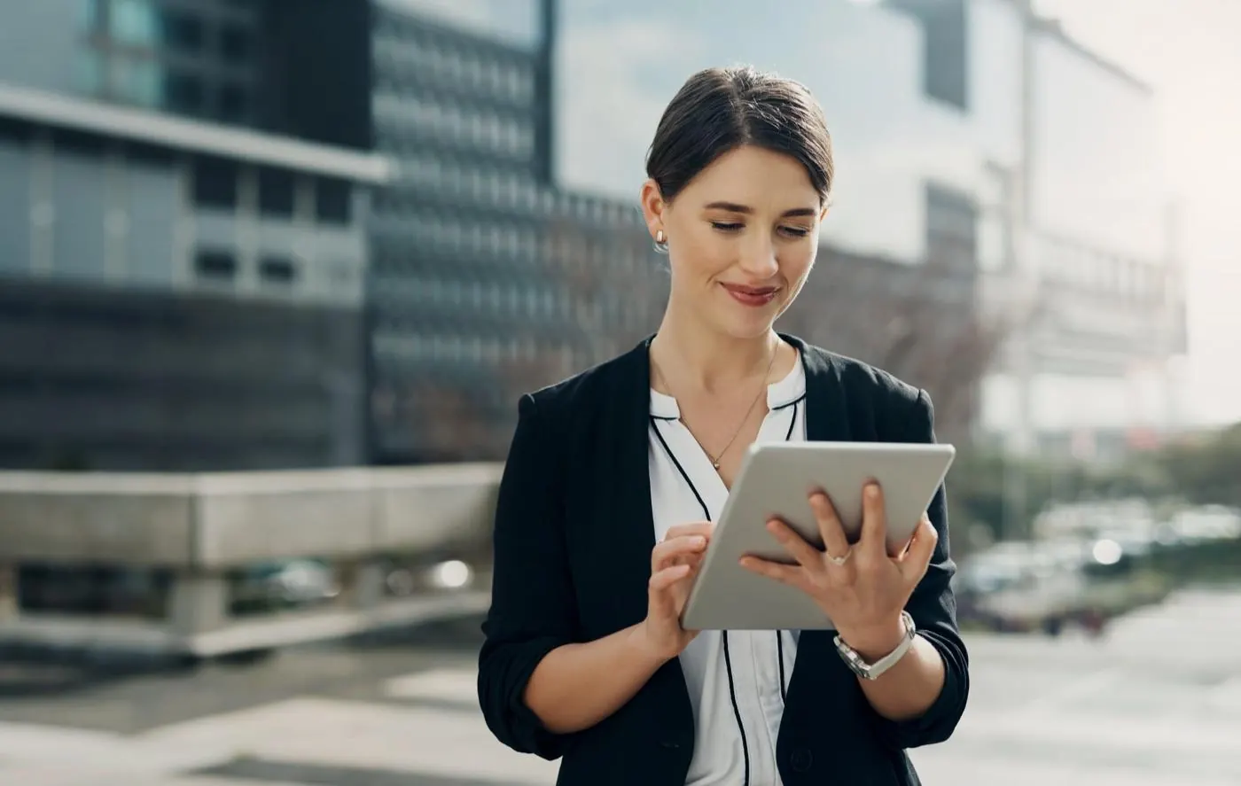 Mitarbeiterin mit Tablet unterwegs