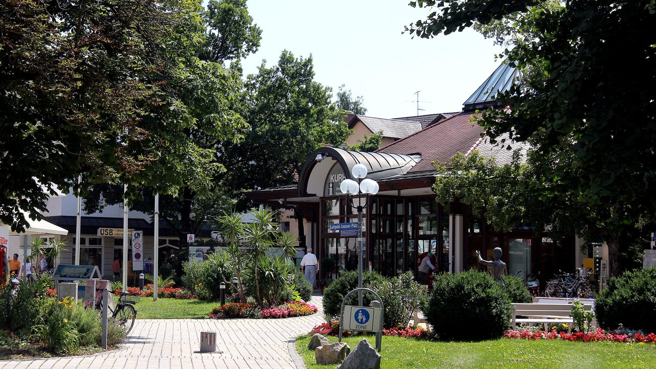 Luitpold-Leusser-Platz mit Kurhaus in Bad Wörishofen