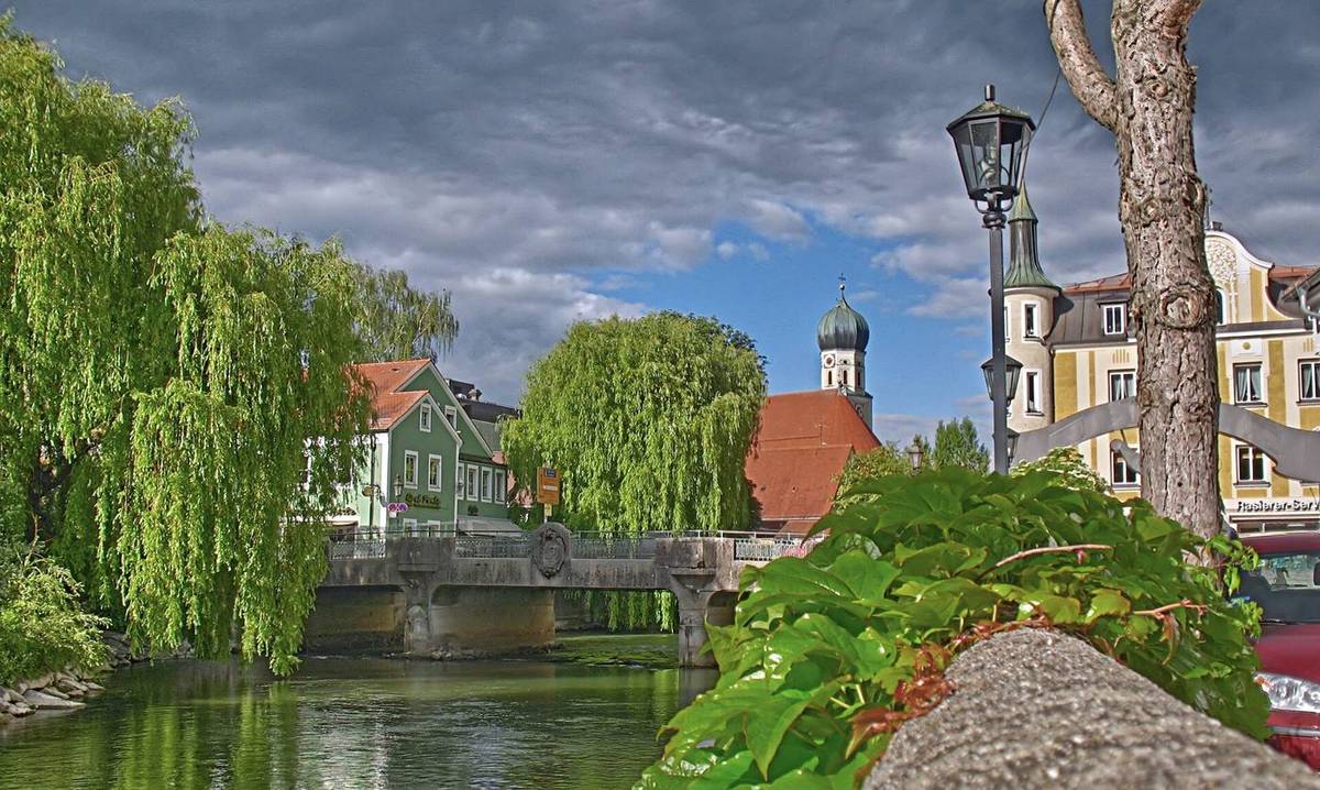 Die Amper mit St. Magdalena in Fürstenfeldbruck
