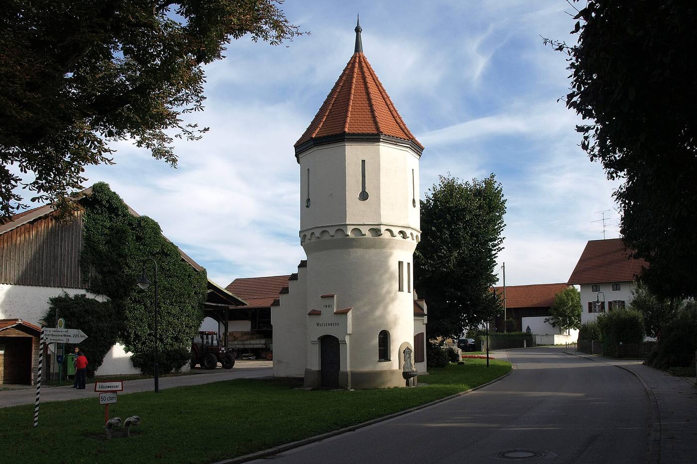 Hauptstraße in Grasbrunn-Harthausen mit Wasserturm