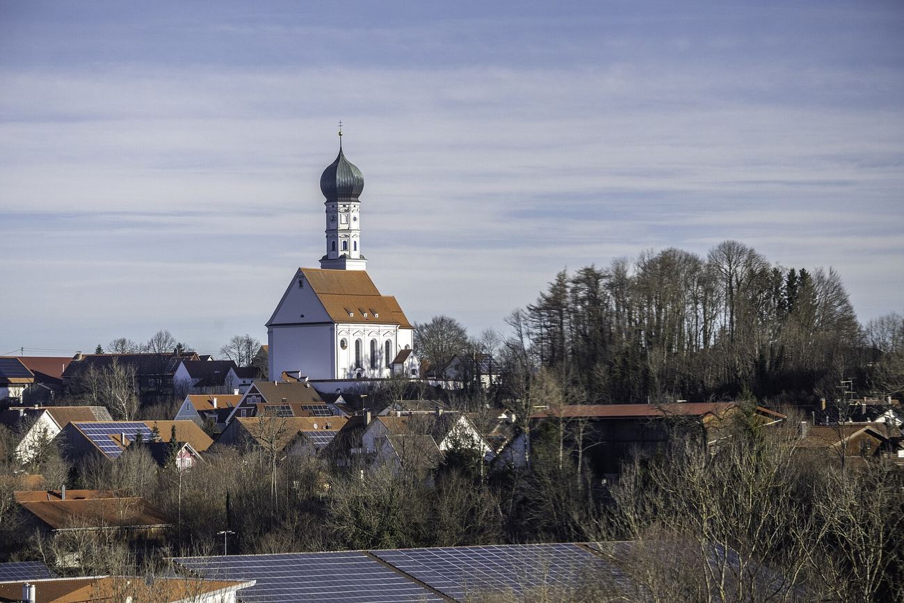 Kaufering mit seiner Kirche, von den Feldern aus gesehen