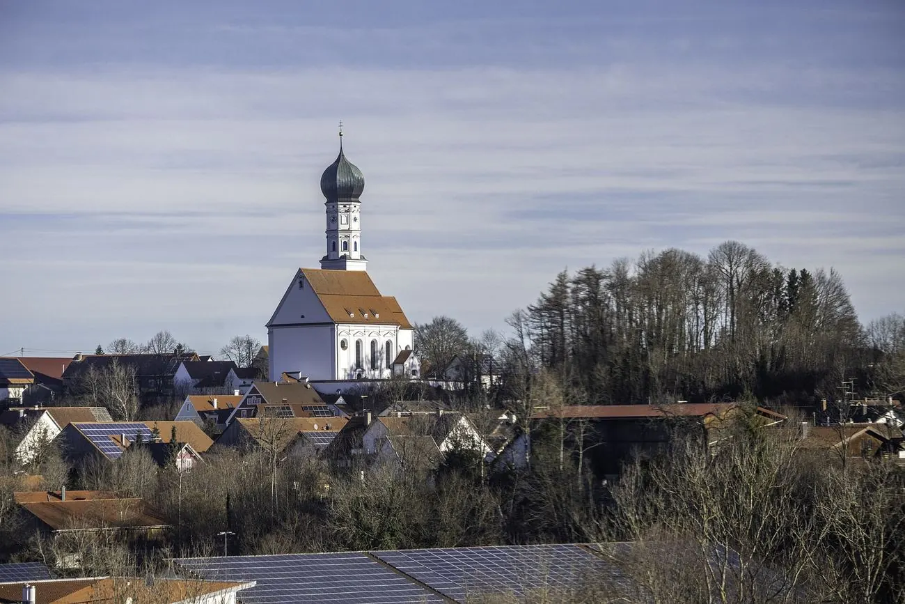 Kaufering mit seiner Kirche, von den Feldern aus gesehen