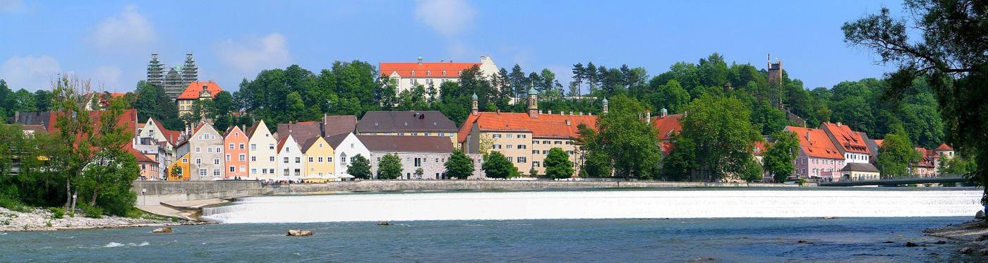 Lechwehr mit der Altstadt von Landsberg am Lech im Hintergrund