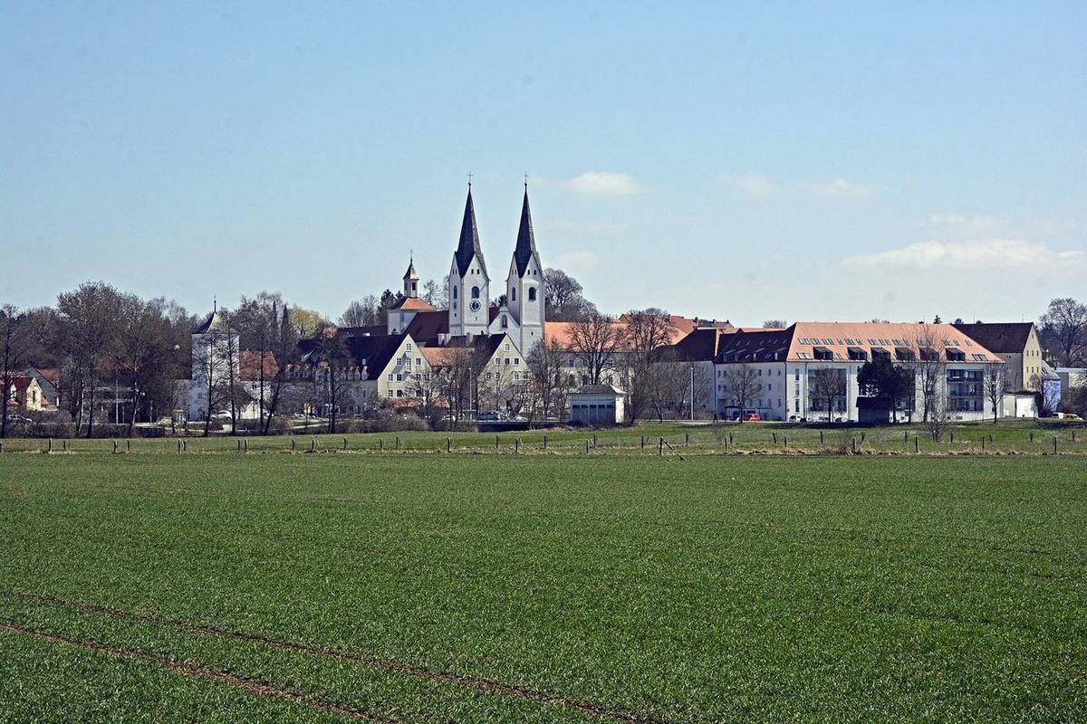 Kloster Indersdorf mit Augustiner Chorherren Turm (Ansicht von Westen)