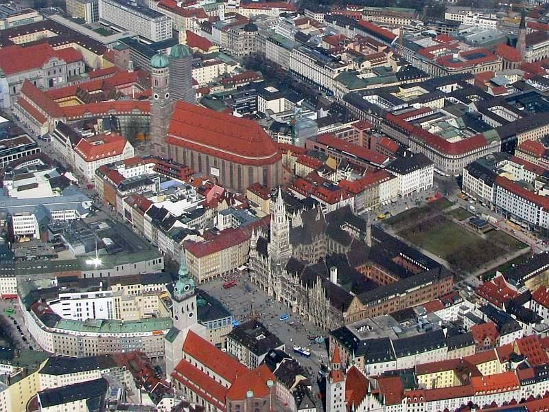 Luftbild des Altstadtkerns, im Zentrum die Frauenkirche