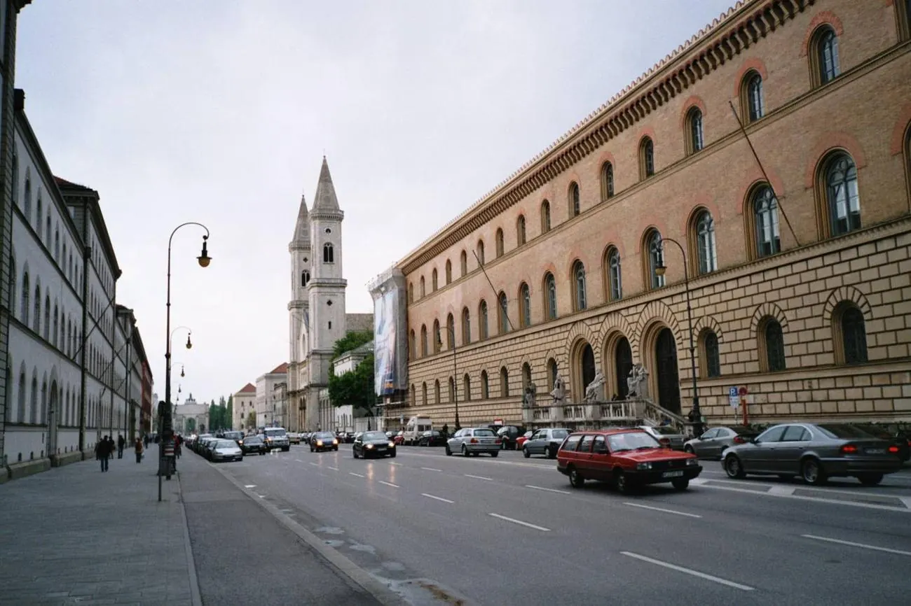 Ludwigstraße mit Staatsbibliothek und Ludwigskirche