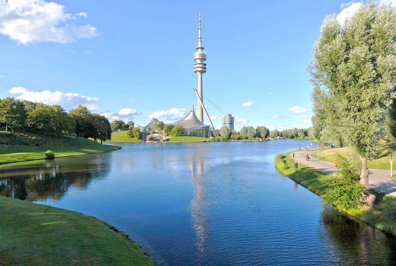 Olympiapark mit See und Turm