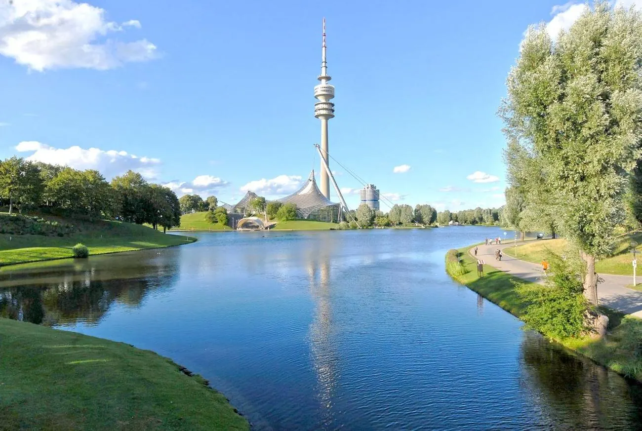 Olympiapark mit See und Turm