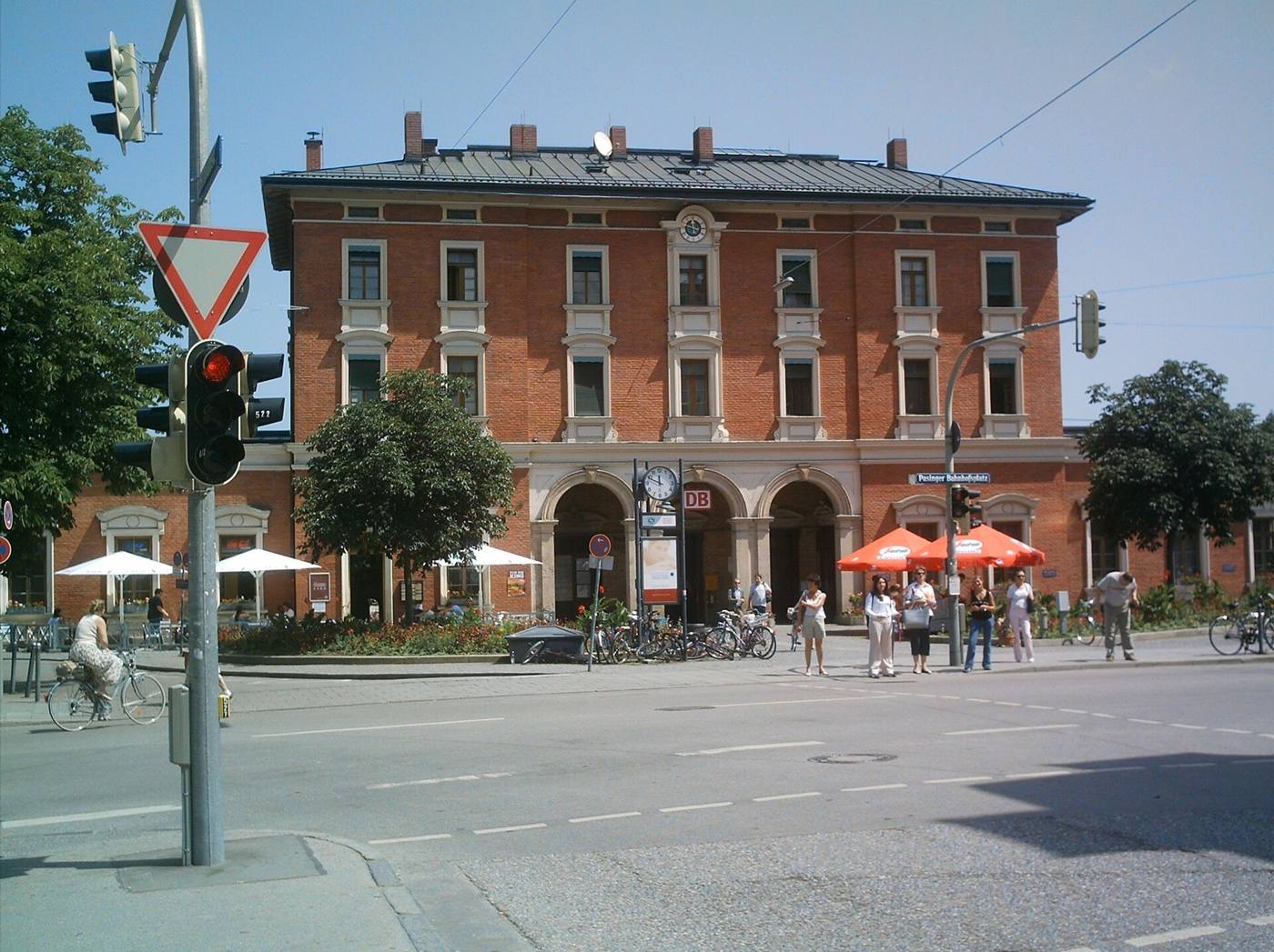 Empfangsgebäude des Bahnhofs München-Pasing (Südseite)