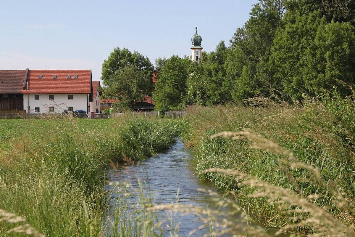 Unterbiberg mit Hachinger Bach, ehemaligem Finck'schen Mustergut und Kirche St. Georg