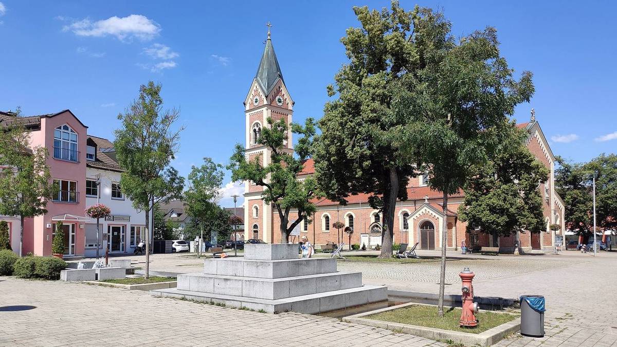 Nöscherplatz mit Pfarrkirche St. Peter und Paul