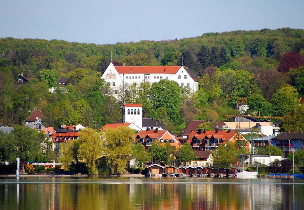 Blick vom See auf die Stadt und das Schloss Starnberg