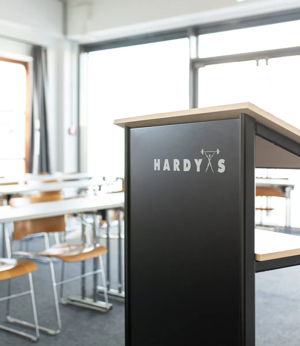 Rednerpult im Brain Room des HARDY'S Fürstenfeldbruck