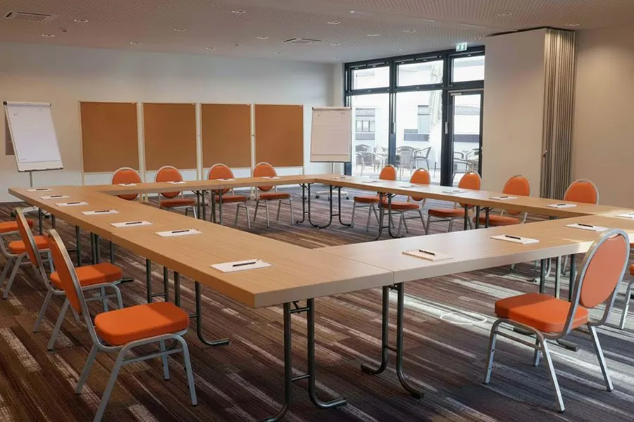 Tagungsraum im Hotel Amper in Germering mit Tischen in U-Form, Flipcharts und Pinnwänden