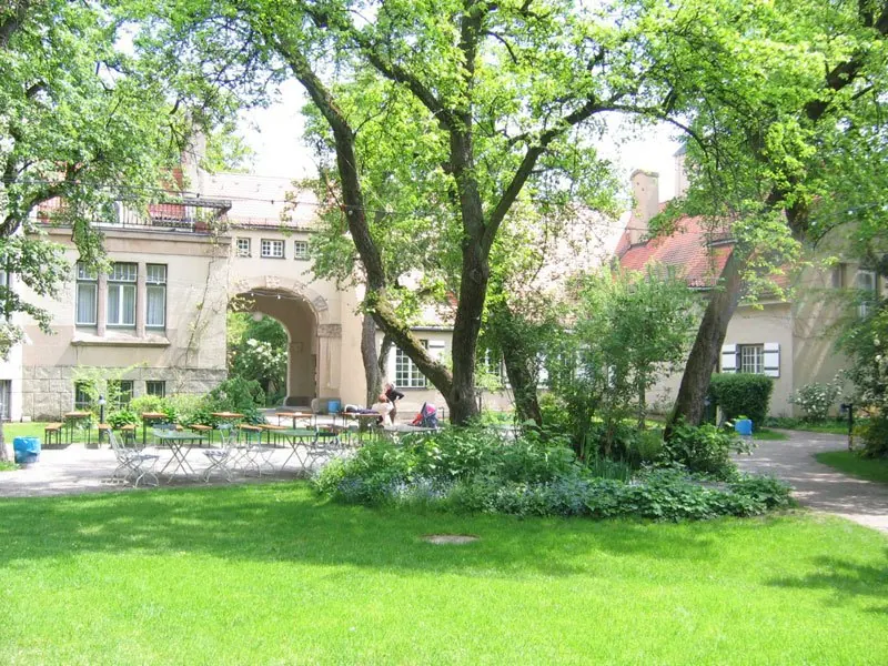 Die Seidlvilla in München-Schwabing mit Garten und alten Bäumen
