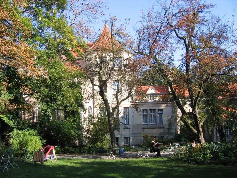 Die Seidlvilla mit Turm im Herbst