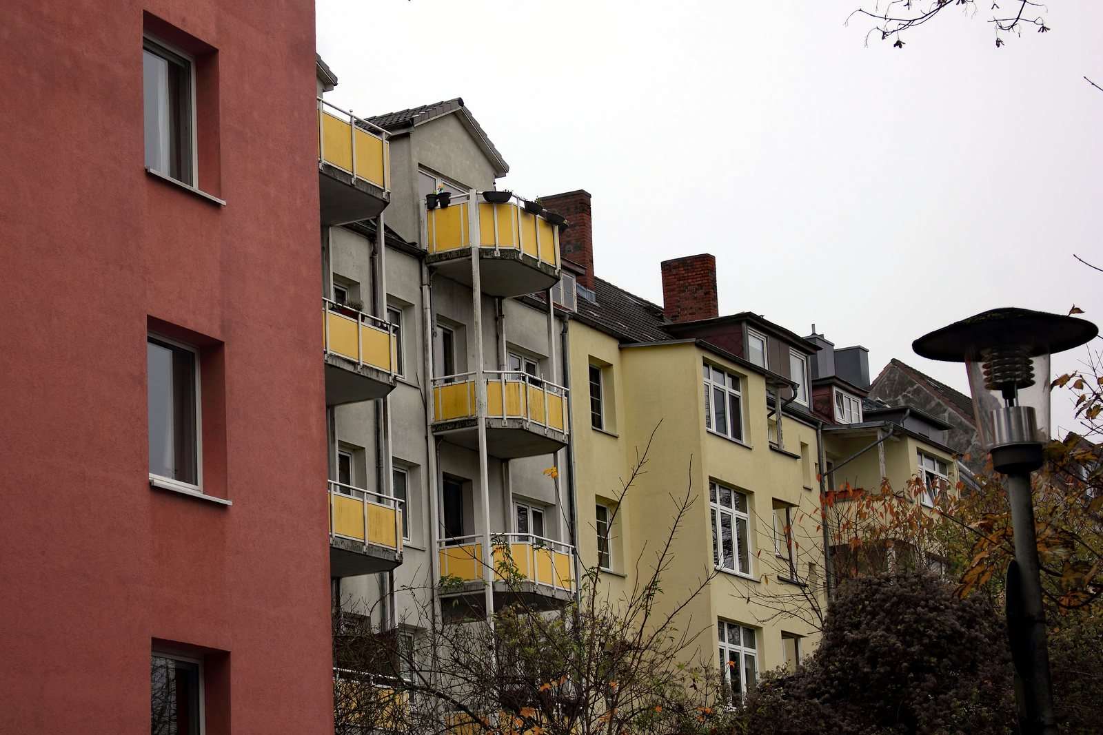 Hinterhoffassaden eines Mehrfamilienhauses mit gelben Balkonen