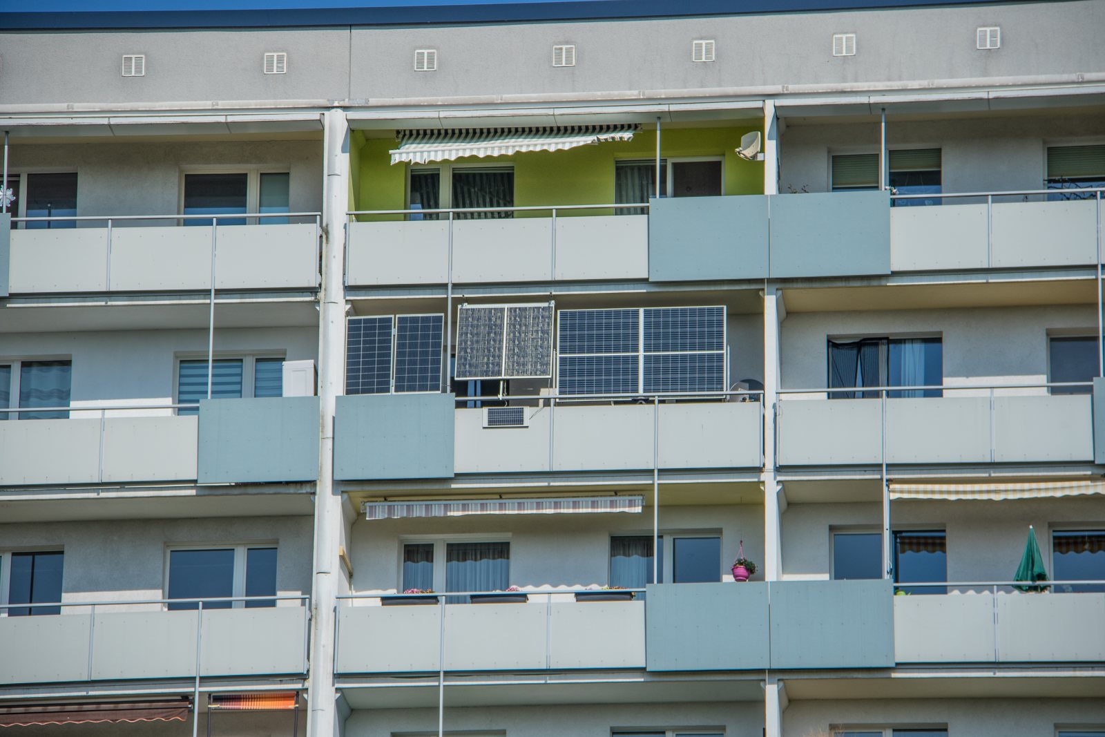 Balkonkraftwerk an den Balkonen eines Mehrfamilienhauses