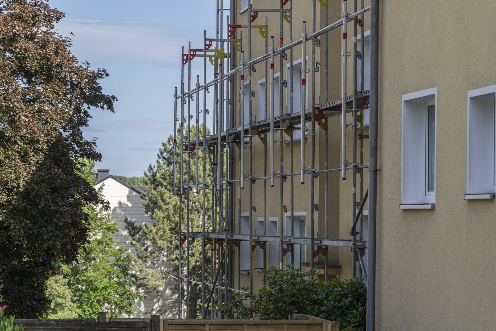 Baugerüst an der Fassade eines Mehrfamilienhauses