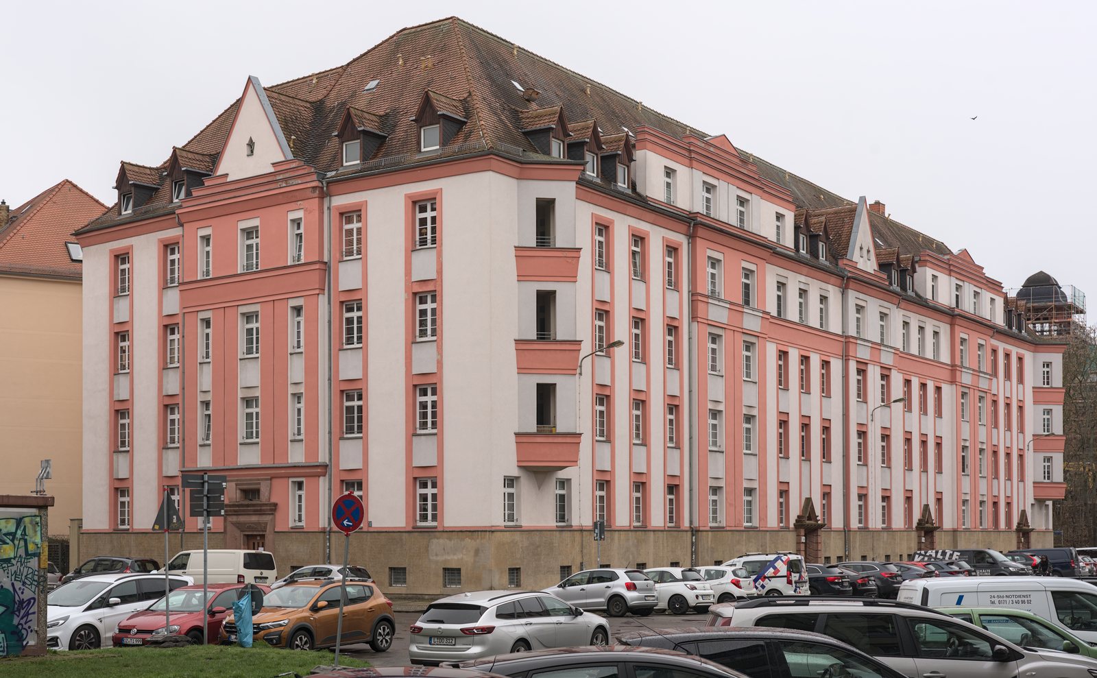 Fassade eines Mehrfamilienhauses mit vielen Fenstern