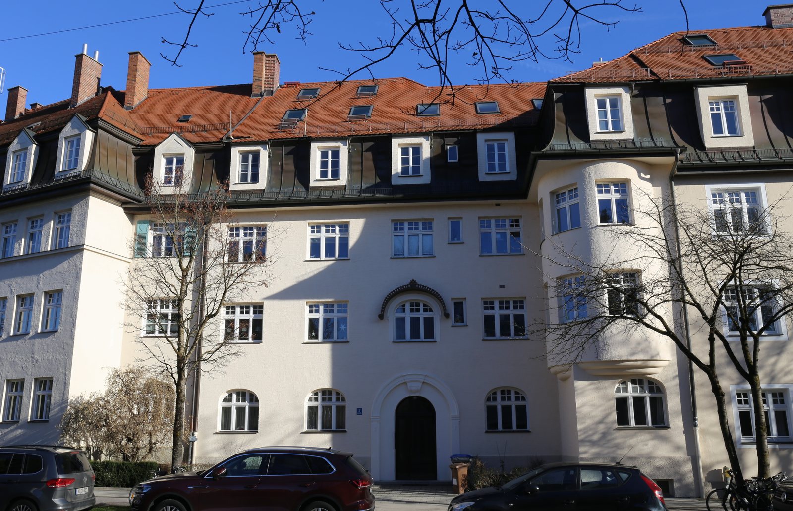 Wohnanlage mit Mansarddach in München
