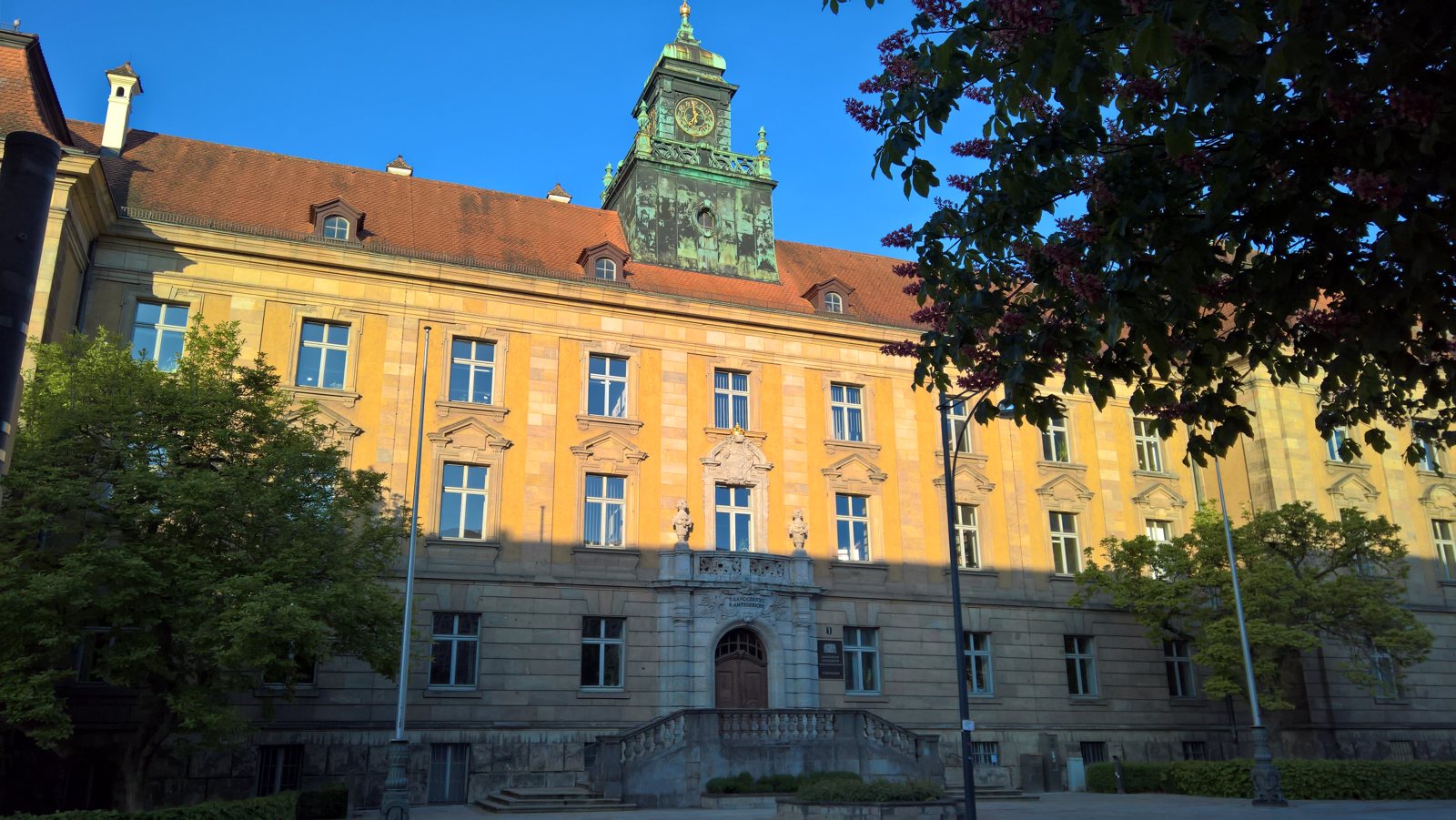 Historisches Justizgebäude mit Uhrturm und Sandsteinfassade