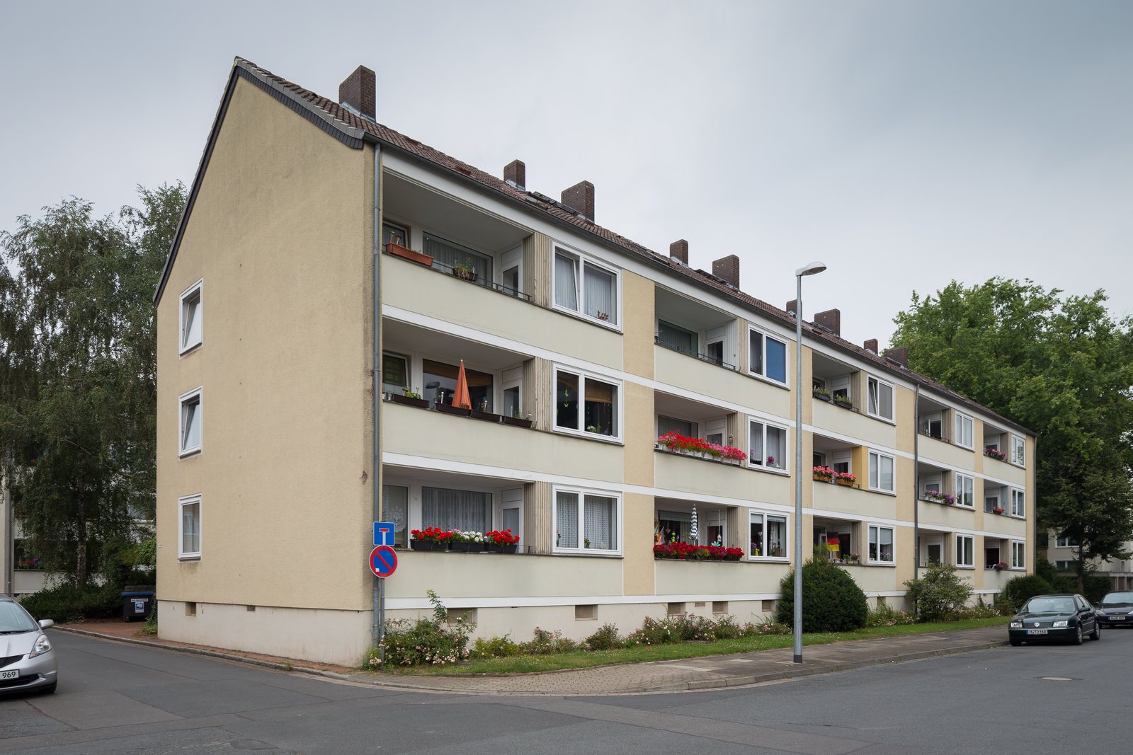 Mehrfamilienhaus mit übereinanderliegenden Balkonen und Wohnungen