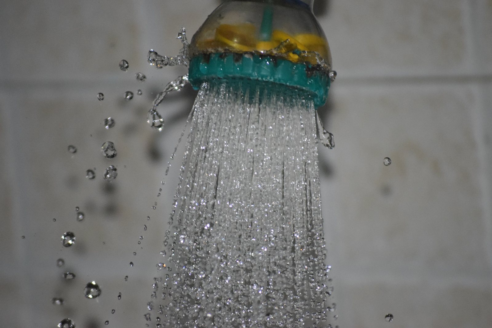 Wasserstrahl aus einem Duschkopf in Zeitlupe
