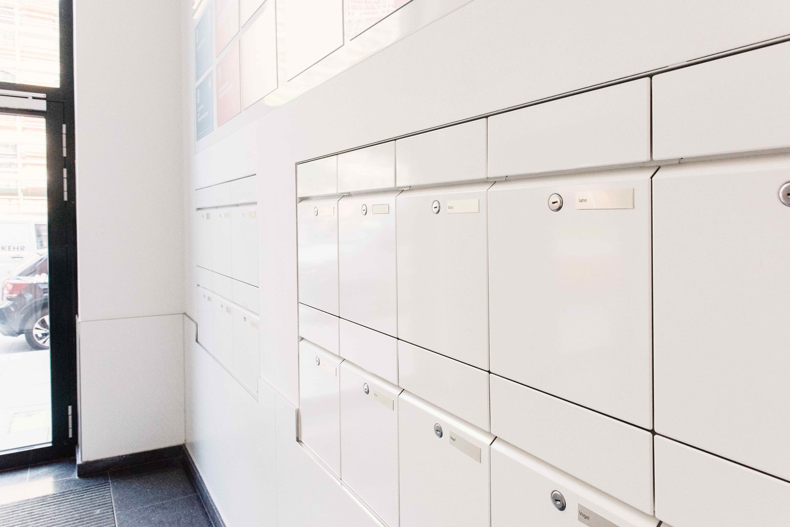 Briefkastenanlage im Eingangsbereich eines Mehrfamilienhauses
