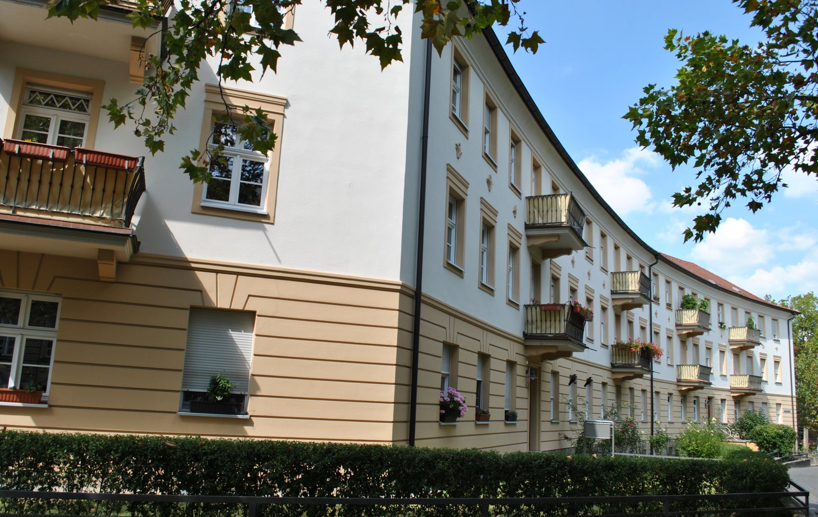 Wohnanlage mit Balkonen und Grünanlage