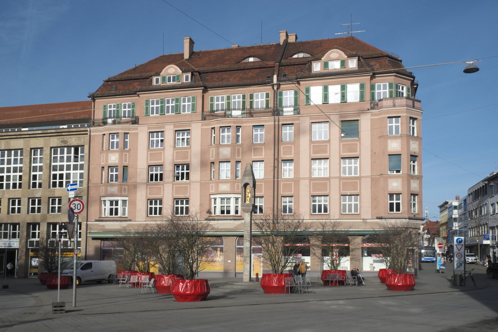 Wohn- und Geschäftshaus mit Läden im Erdgeschoss in München-Pasing