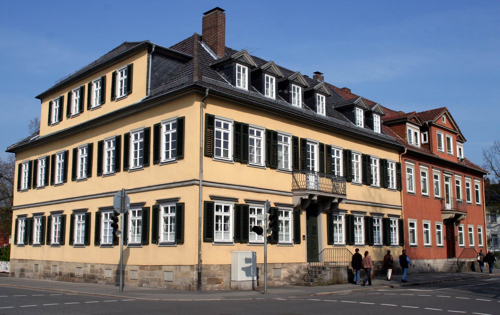 Mehrfamilienhaus mit Dachgauben an einer Straßenecke