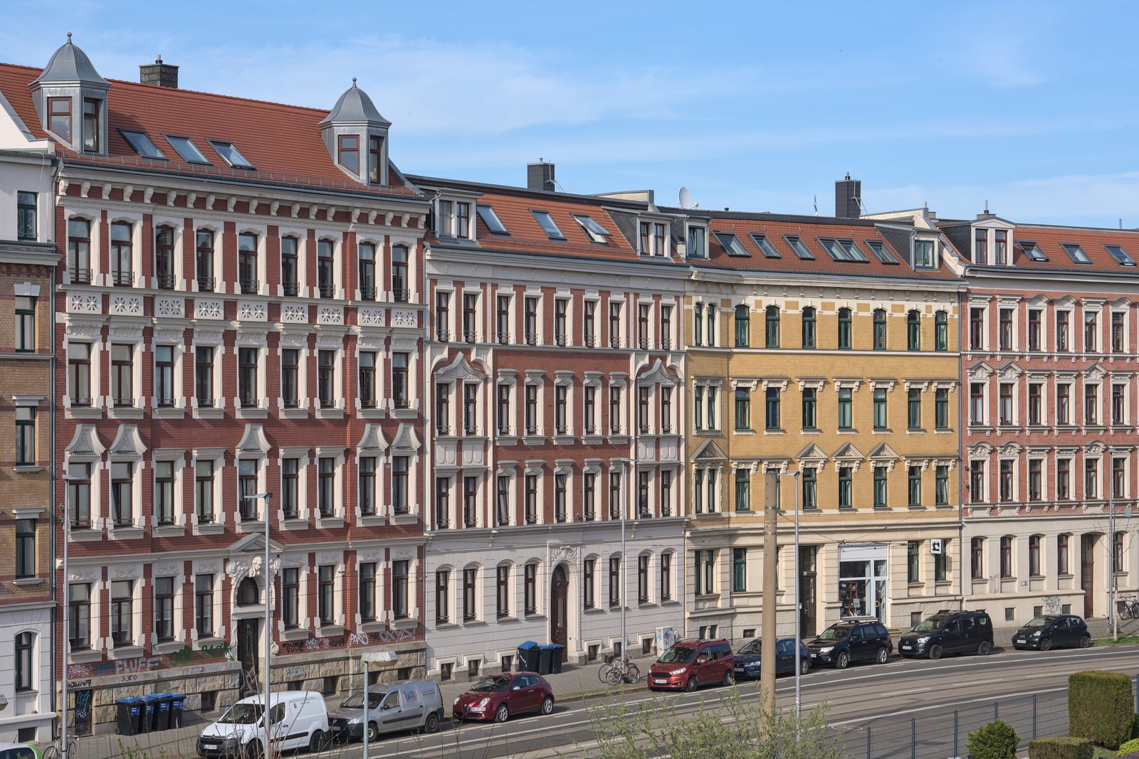 Zeile gründerzeitlicher Mehrfamilienhäuser mit Mietwohnungen