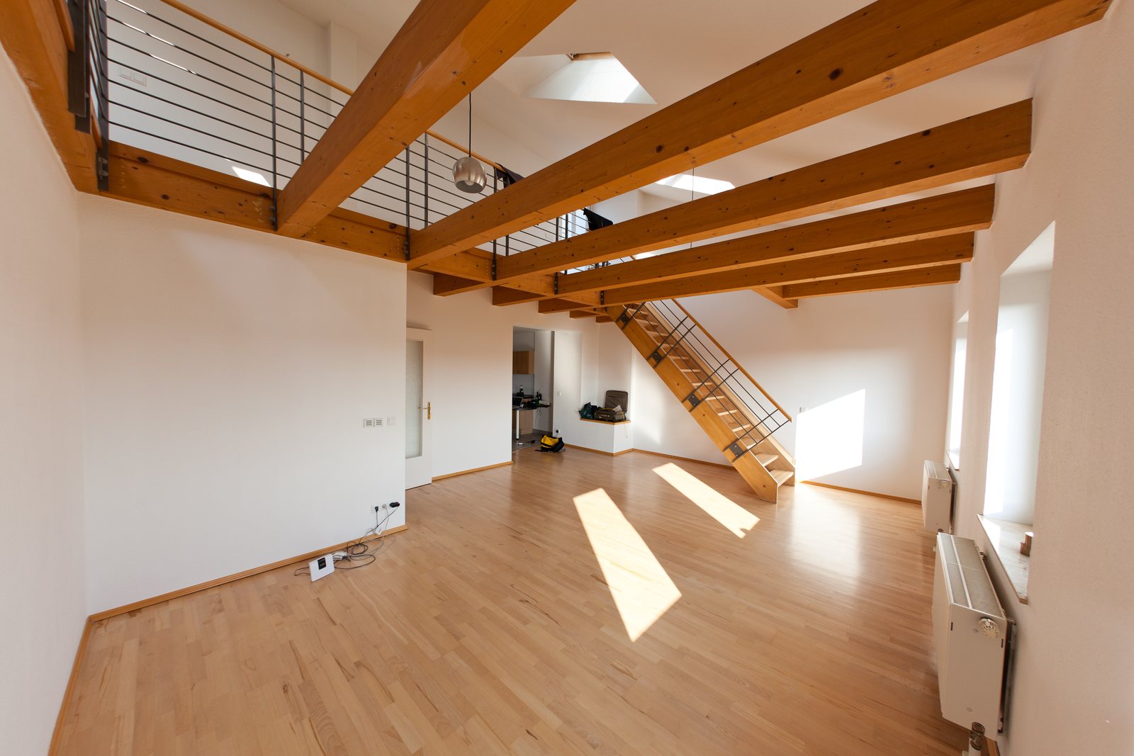 Leere, geräumte Wohnung mit Holzbalken kurz vor dem Auszug