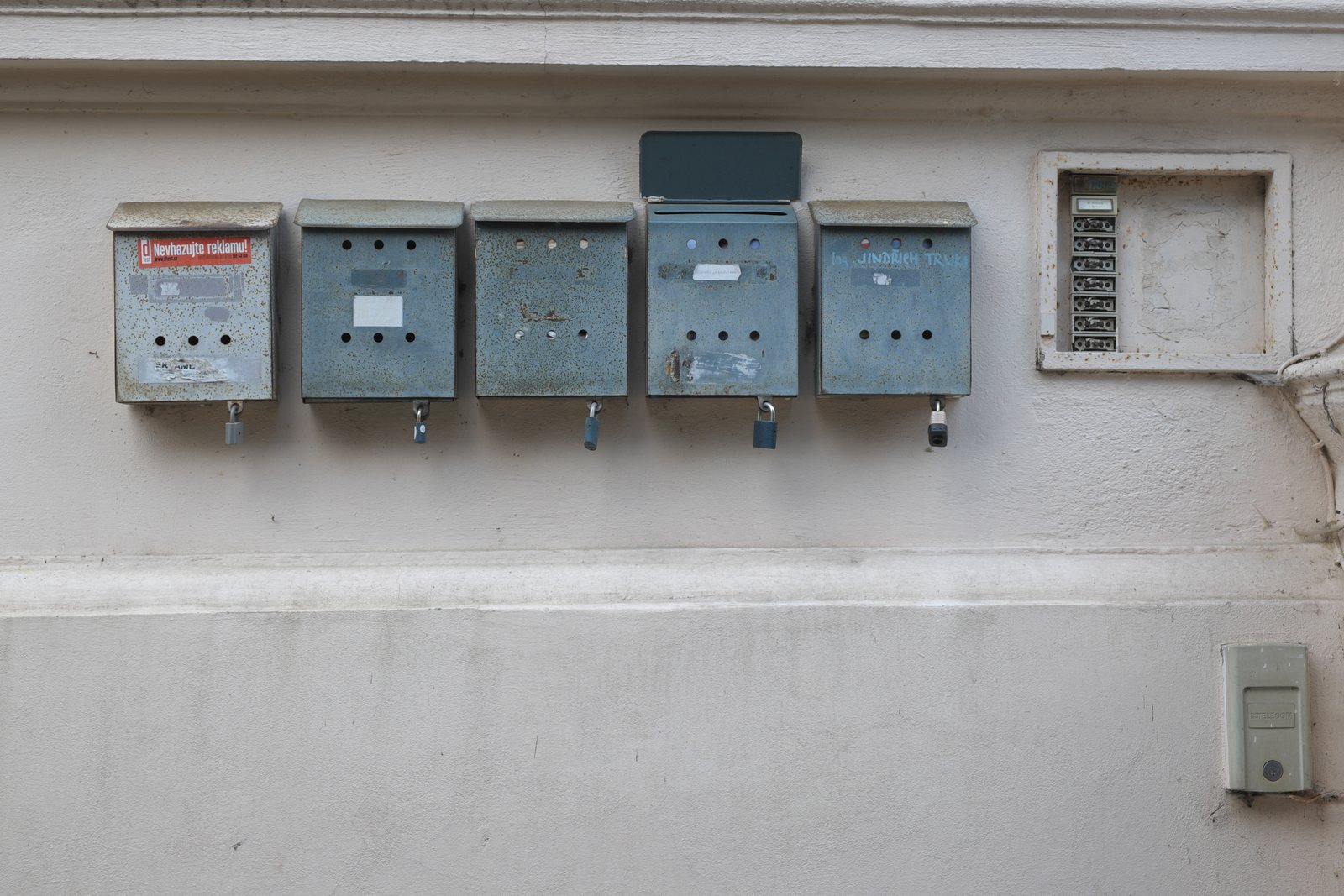 Briefkästen an der Hauswand eines Mehrfamilienhauses