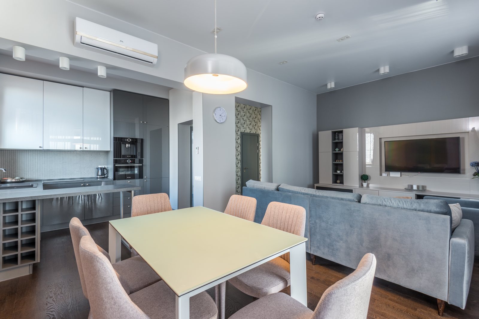 Helles, modern möbliertes Apartment mit Essbereich, Küche und Sofa