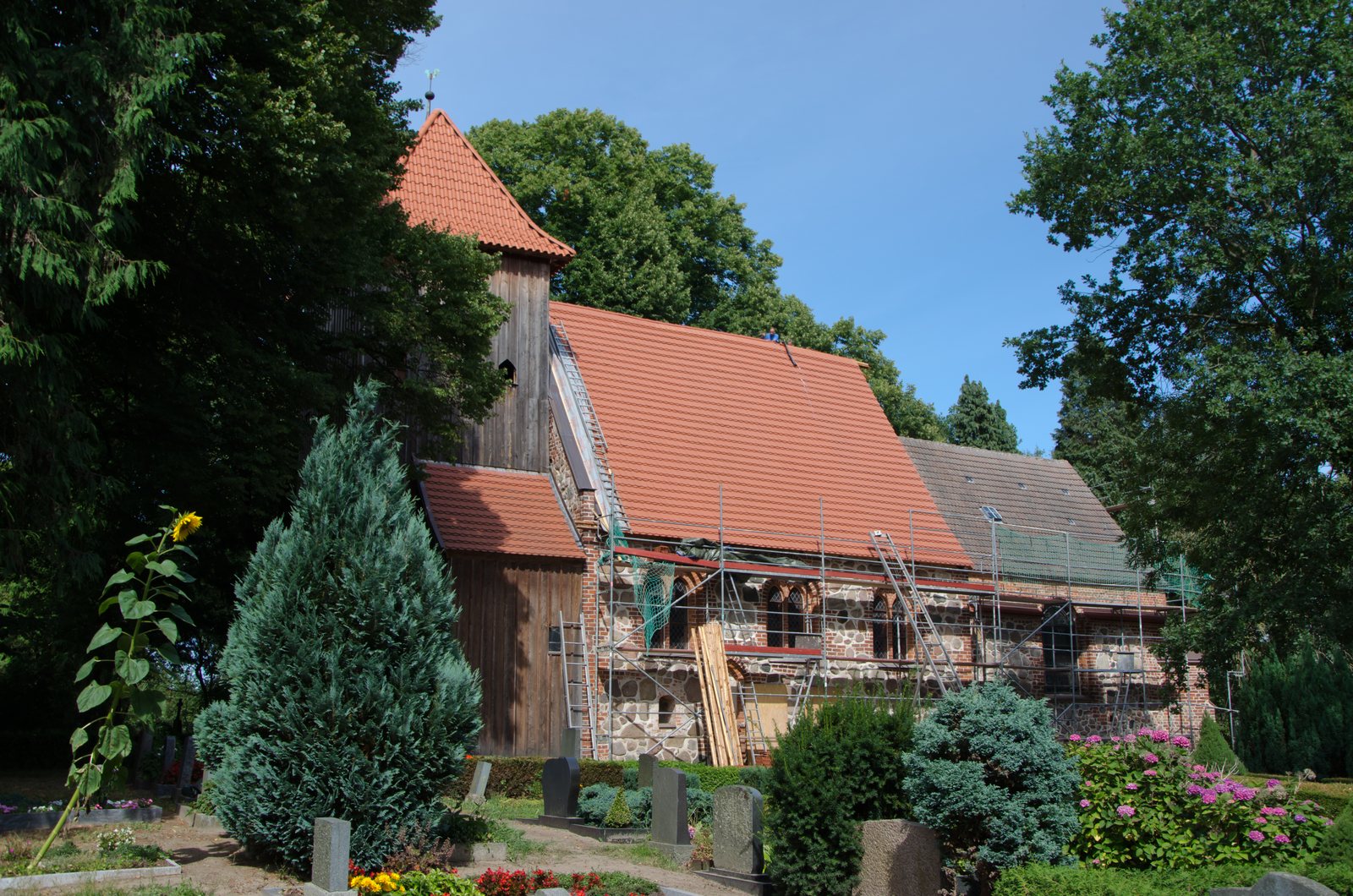 Kirche Biendorf mit Gerüst während der Dachsanierung