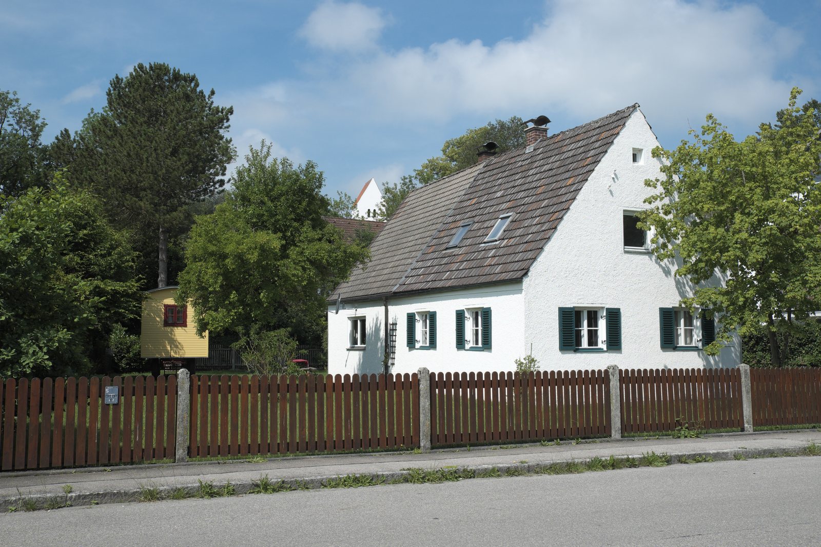 Einfamilienhaus mit Garten und Holzzaun in Puchheim im Landkreis Fürstenfeldbruck