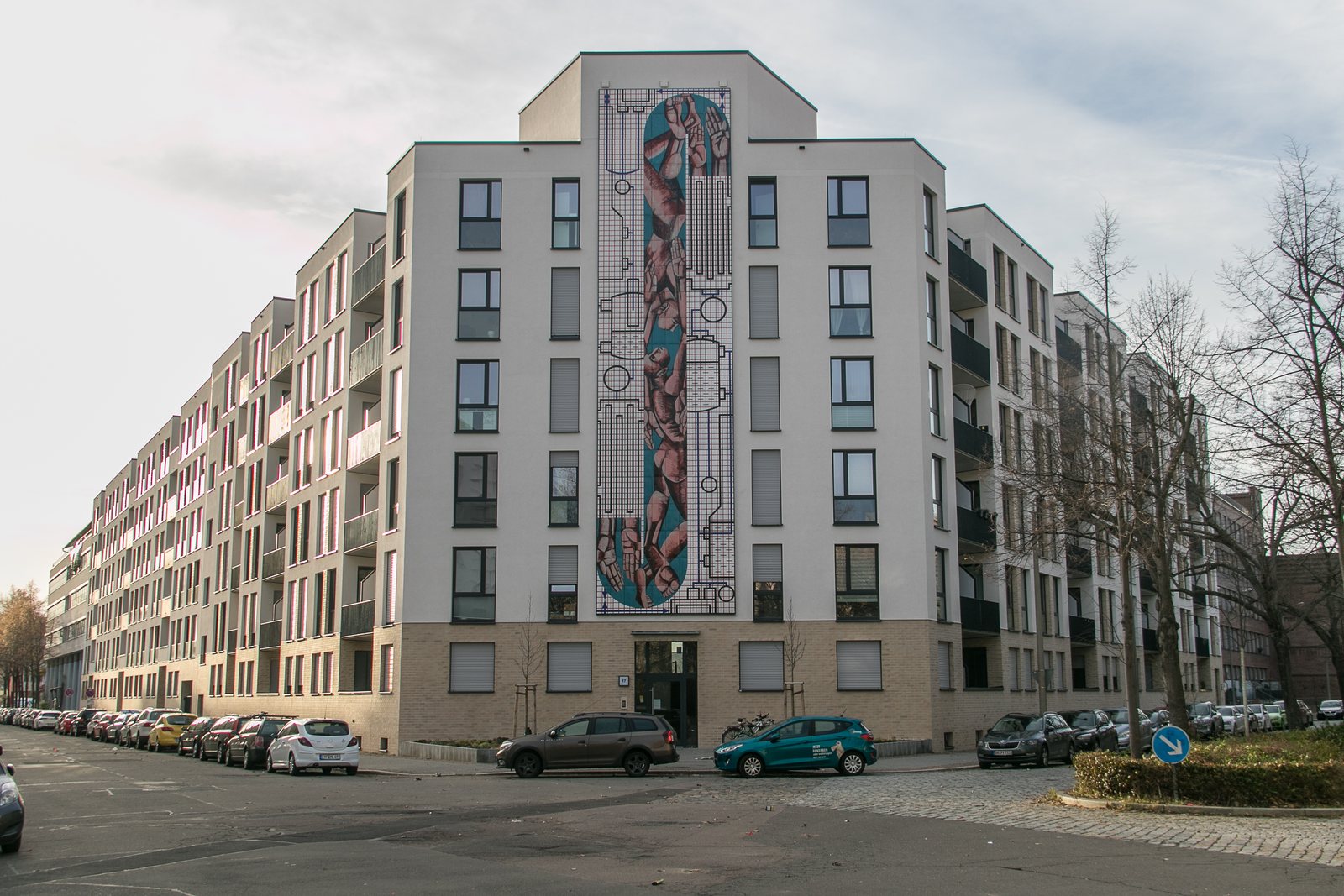 Neu errichtetes mehrstöckiges Wohngebäude an einer Straßenecke