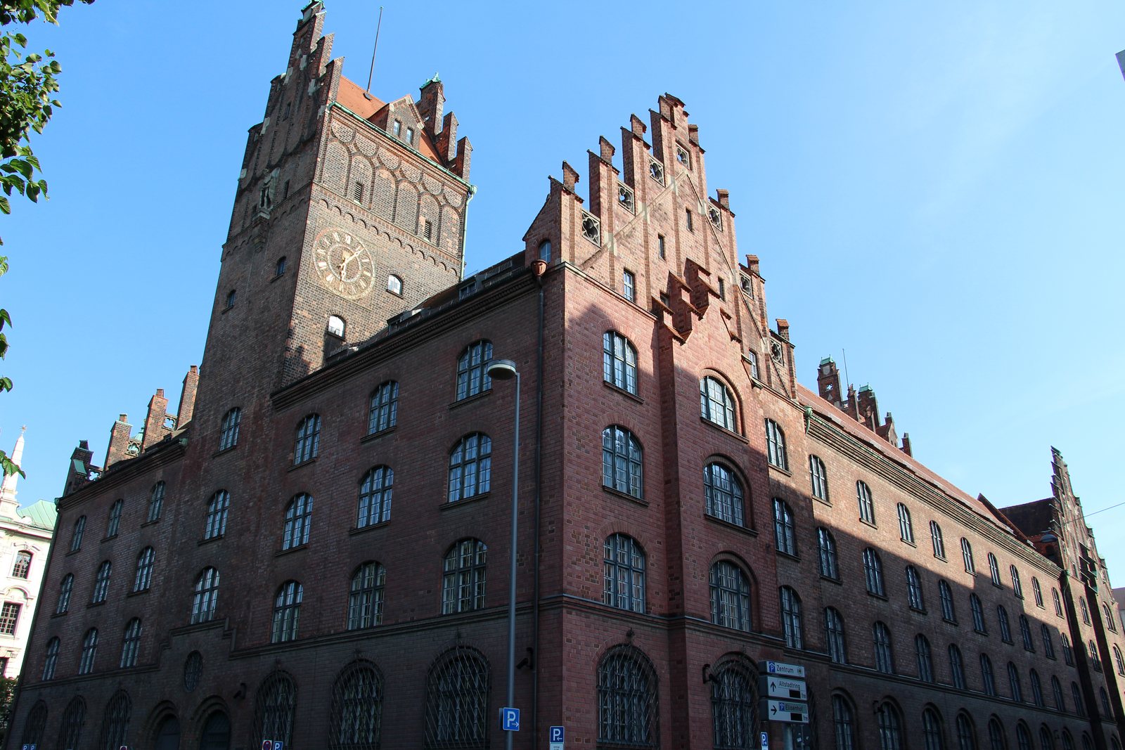 Justizgebäude in München mit Uhrturm und Backsteinfassade