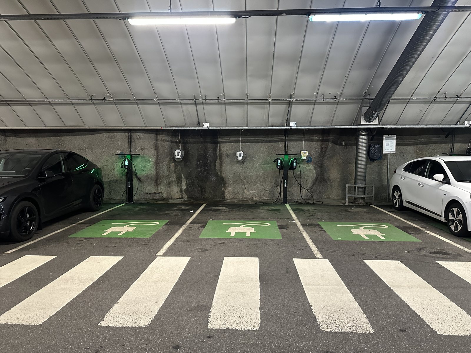 Tiefgarage mit Stellplätzen und Ladestationen für Elektroautos