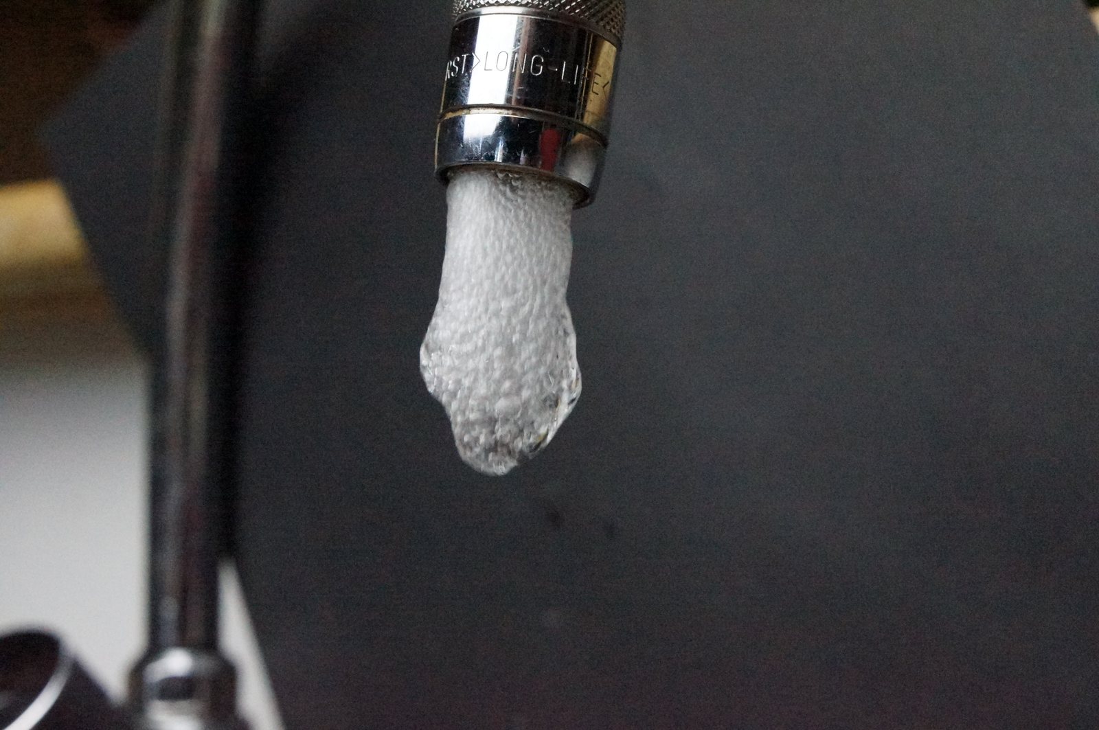 Wasser läuft aus einem Wasserhahn
