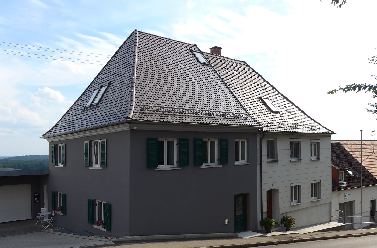 Doppelhaus mit zwei Haushälften in unterschiedlicher Fassadenfarbe
