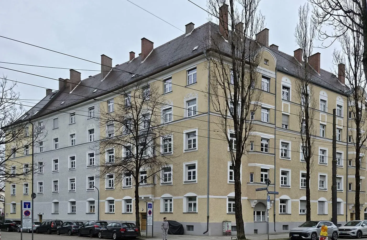 Objektbegehung mit Blick auf die Fassade